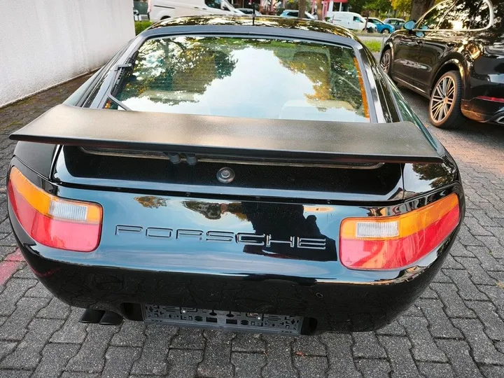 Porsche 928