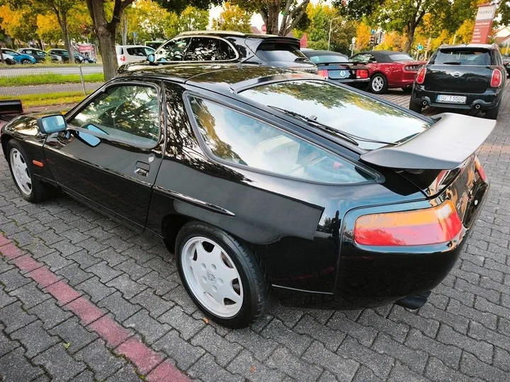 Porsche 928