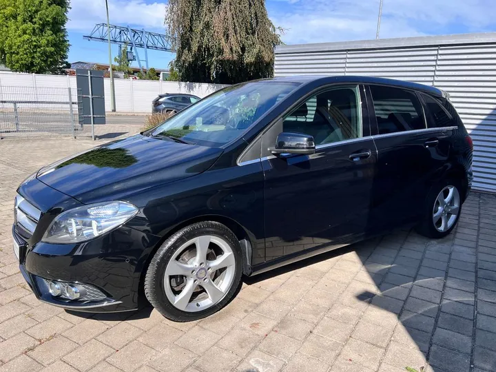Mercedes-Benz B 180
