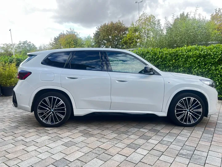 BMW iX1