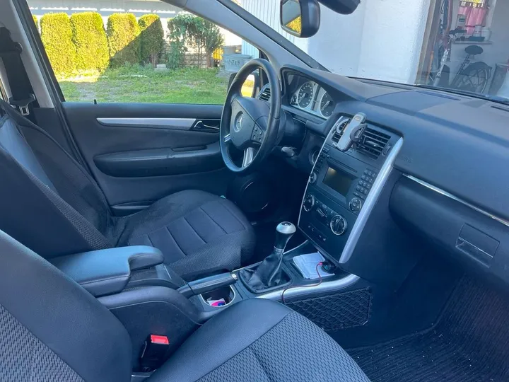 Mercedes-Benz B 180