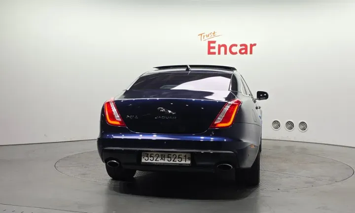 Jaguar XJ