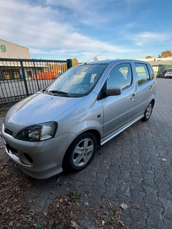 Daihatsu YRV