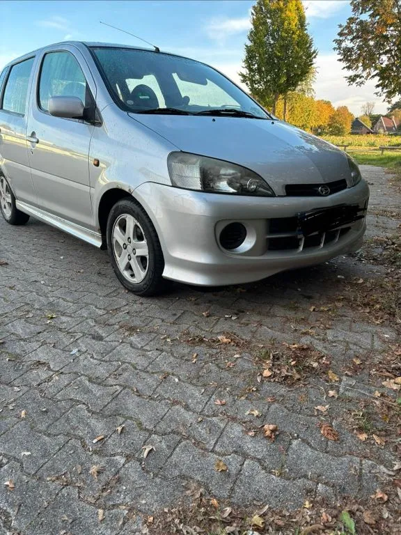 Daihatsu YRV