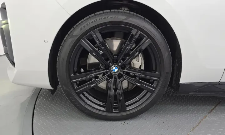 BMW i7