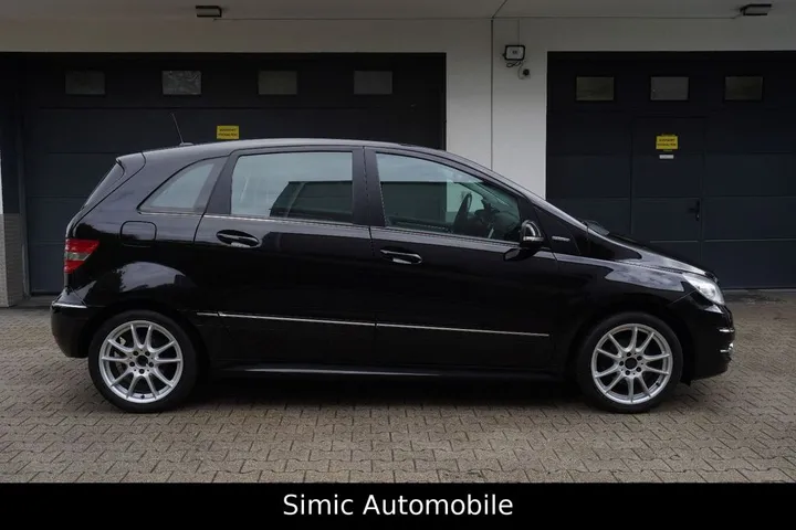 Mercedes-Benz B 180