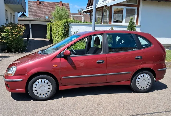 Nissan Almera Tino