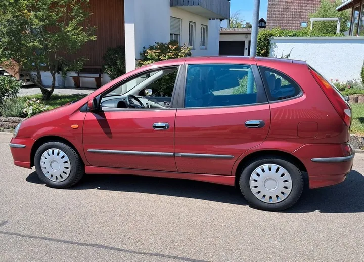 Nissan Almera Tino
