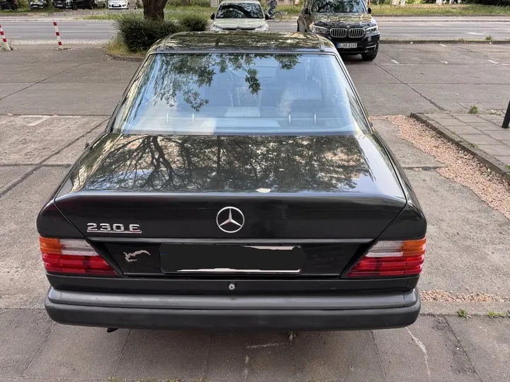 Mercedes-Benz E 230