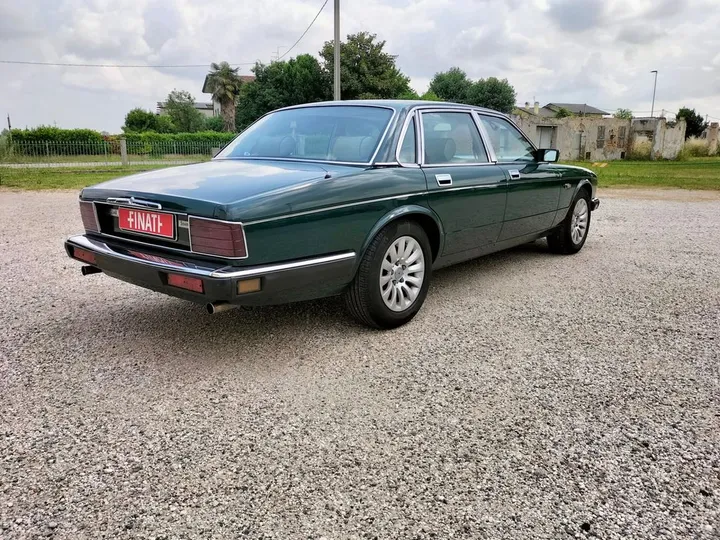 Jaguar XJ