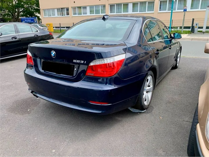 BMW 523