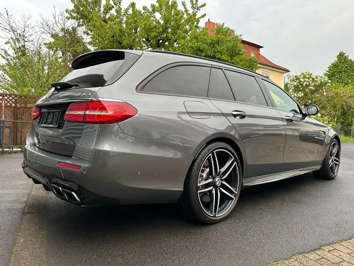 Mercedes-Benz E 63 AMG