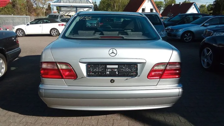 Mercedes-Benz E 200