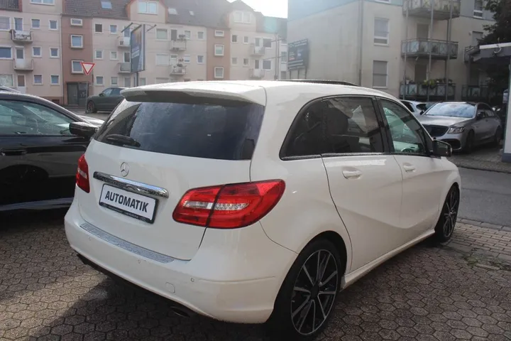 Mercedes-Benz B 180