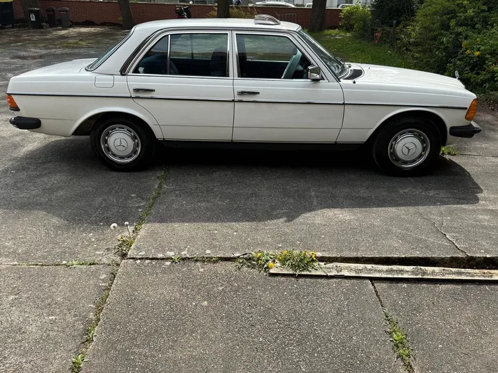 Mercedes-Benz 230