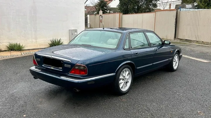 Jaguar XJ8
