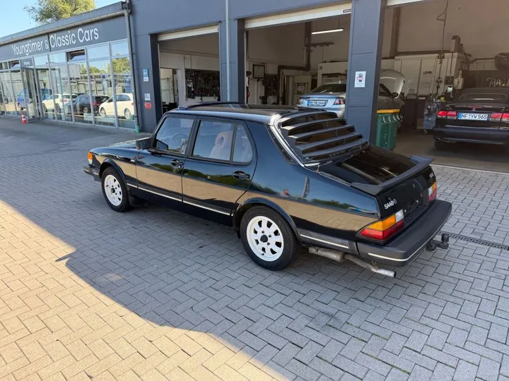 Saab 900