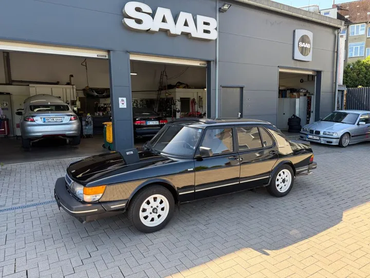 Saab 900