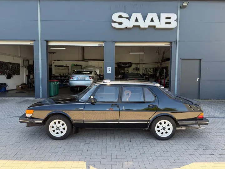 Saab 900