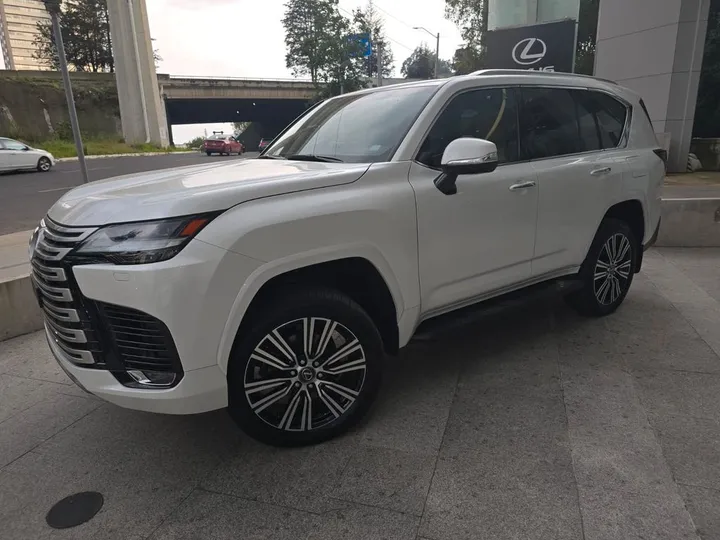 Lexus LX 700
