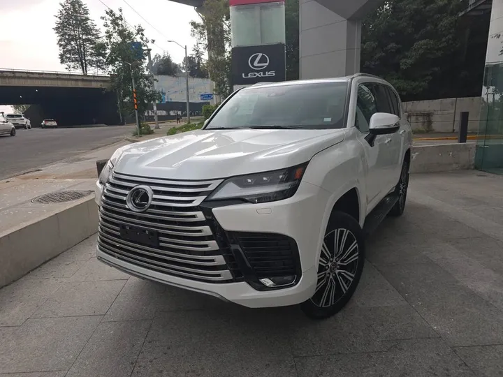 Lexus LX 700