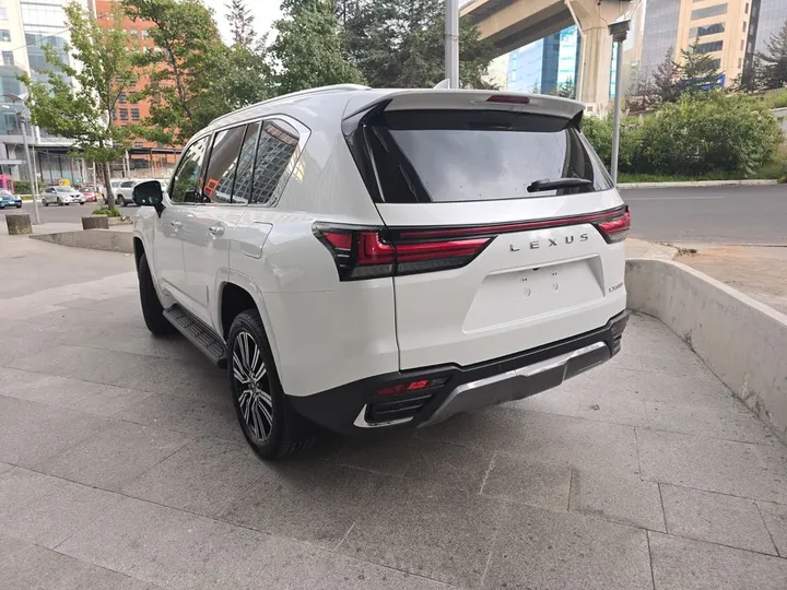 Lexus LX 700