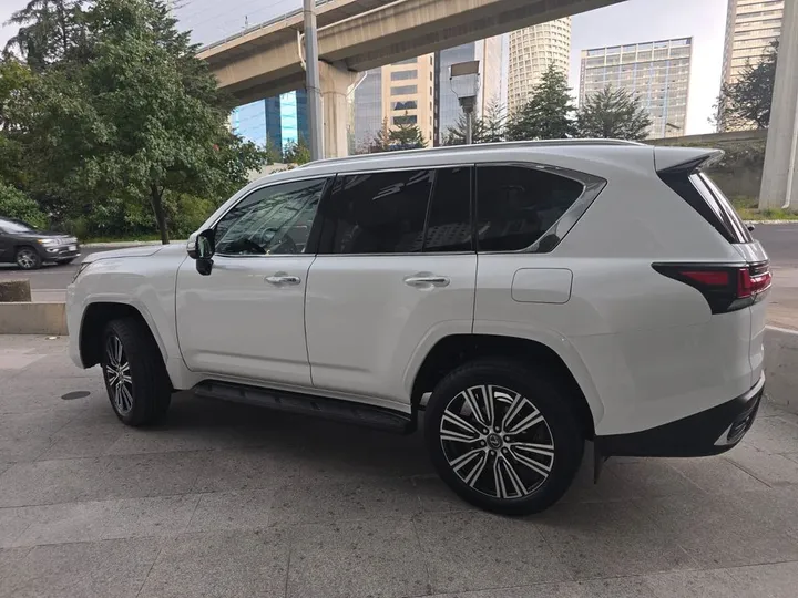 Lexus LX 700