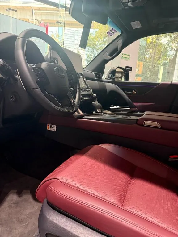 Lexus LX 700