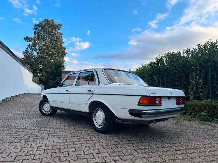 Mercedes-Benz 200