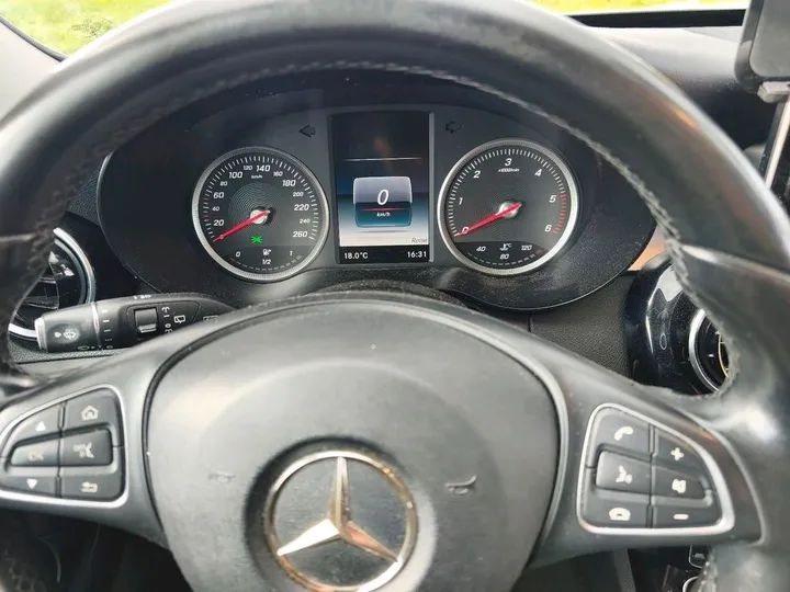 Mercedes-Benz 220