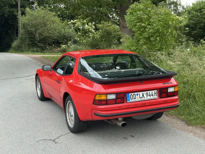 Porsche 944