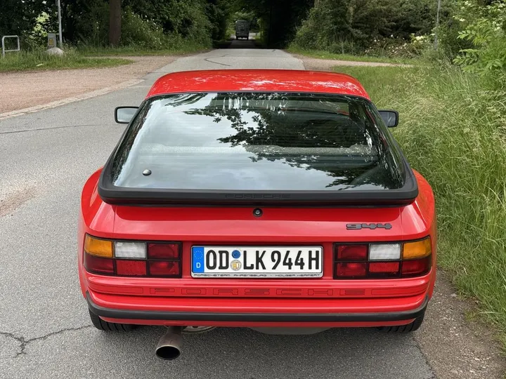 Porsche 944