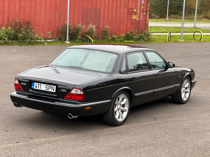 Jaguar XJR