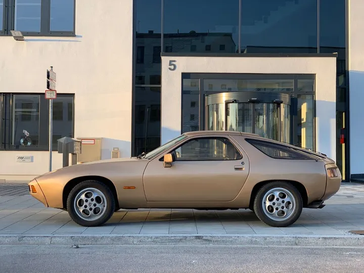 Porsche 928