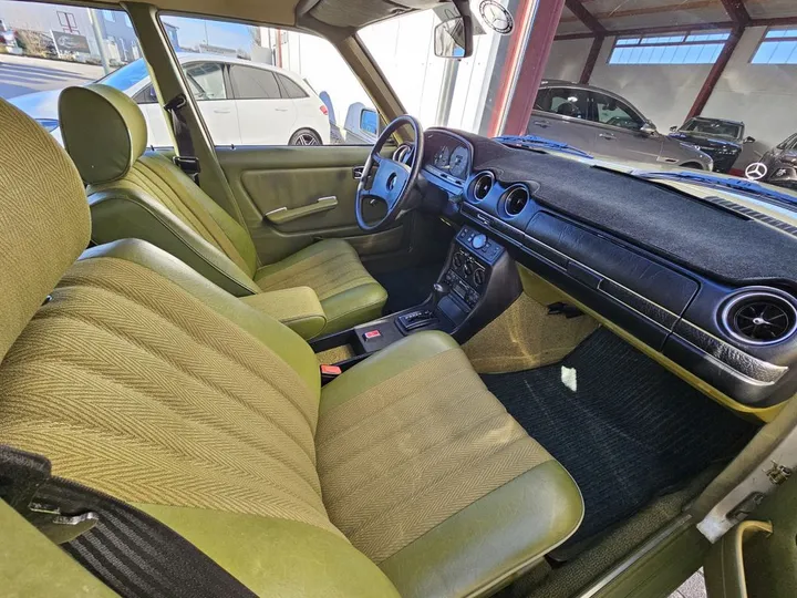 Mercedes-Benz 230
