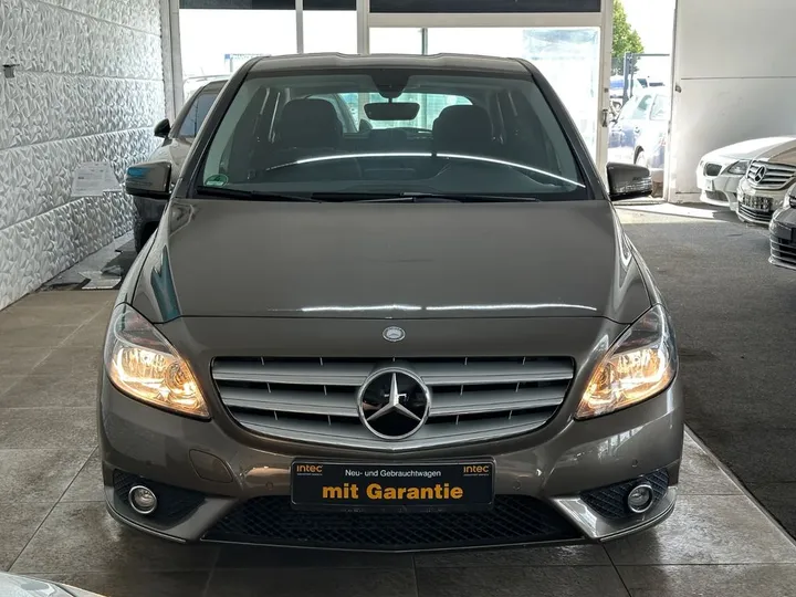 Mercedes-Benz B 180