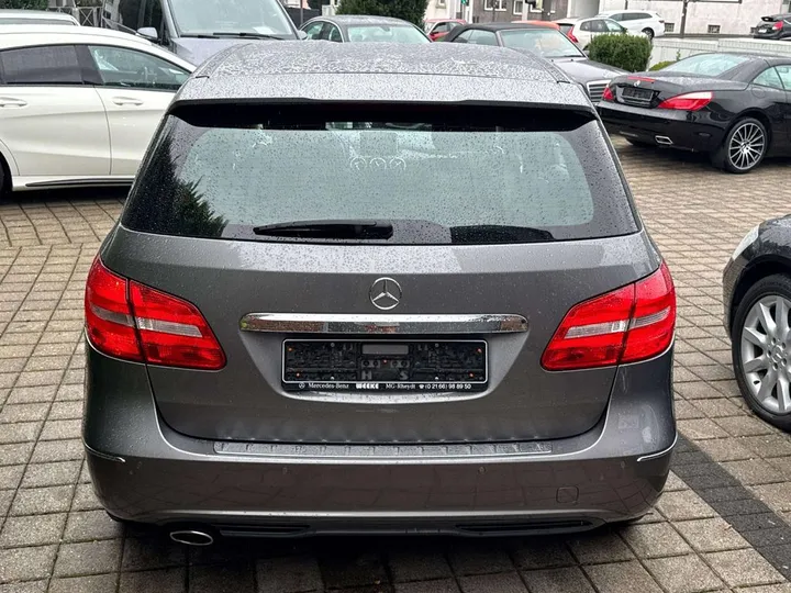 Mercedes-Benz B 180