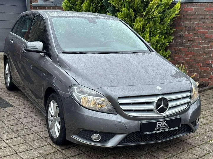 Mercedes-Benz B 180
