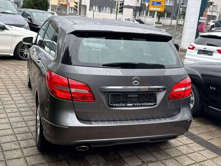 Mercedes-Benz B 180