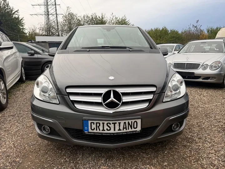 Mercedes-Benz B 180