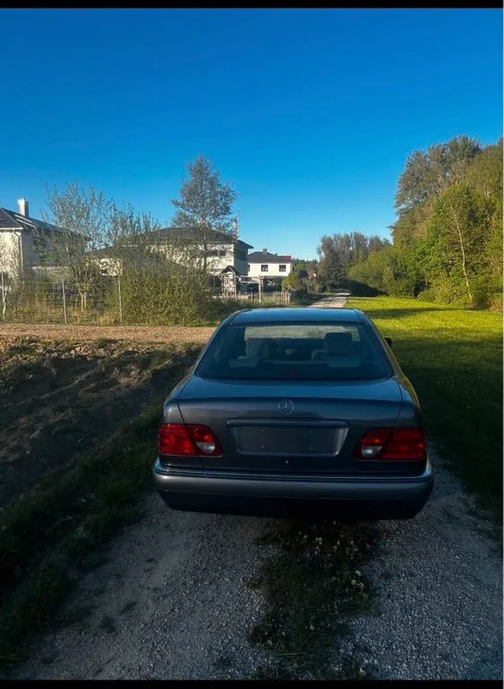 Mercedes-Benz E 240