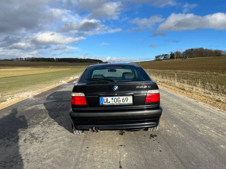 BMW 323