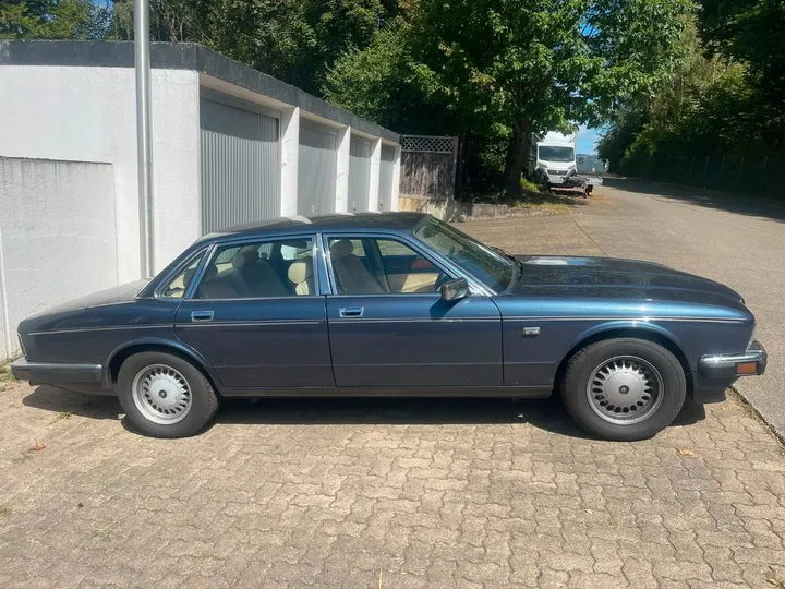Jaguar XJ