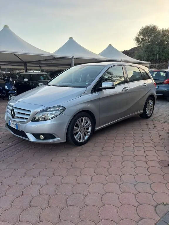 Mercedes-Benz B 180