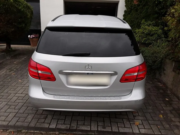 Mercedes-Benz B 180