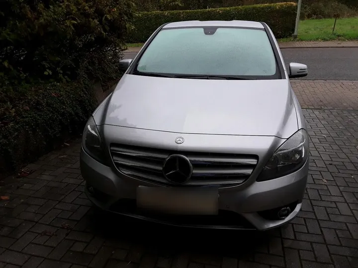 Mercedes-Benz B 180