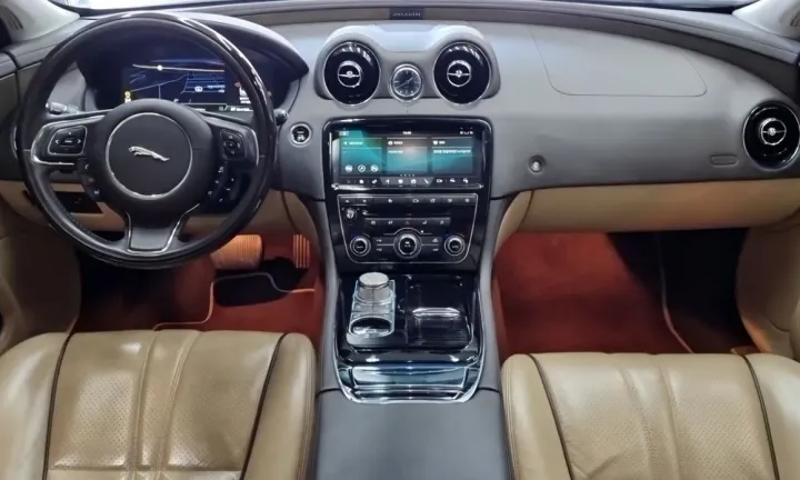 Jaguar XJ