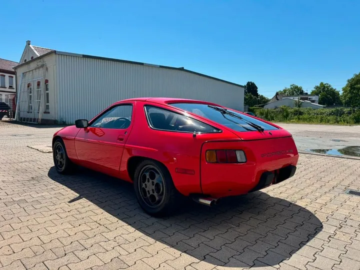Porsche 928