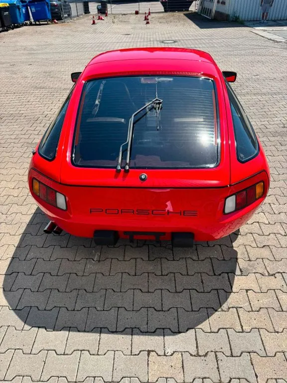 Porsche 928