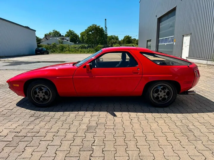 Porsche 928
